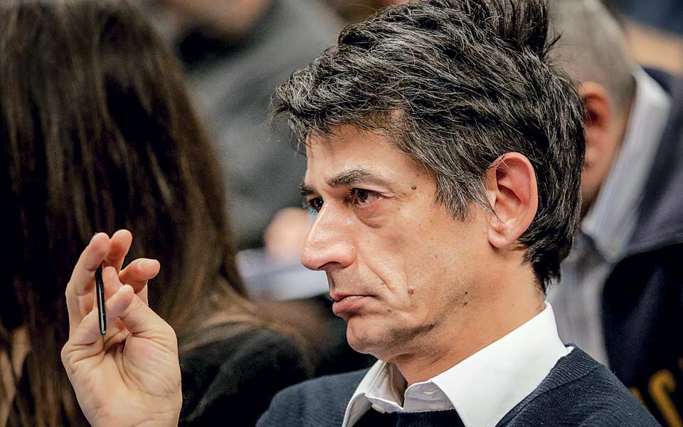 αίμα-στην-αρένα-και-χαρτοπετσέτες-2232338