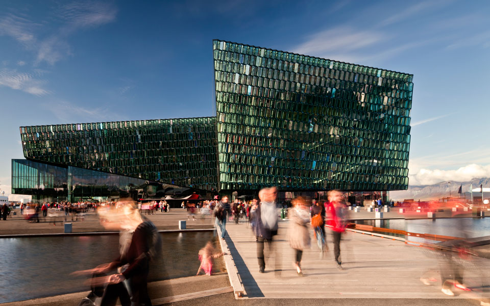 η-αντανάκλαση-του-harpa-στον-μαύρο-καθρέφτ-2232538