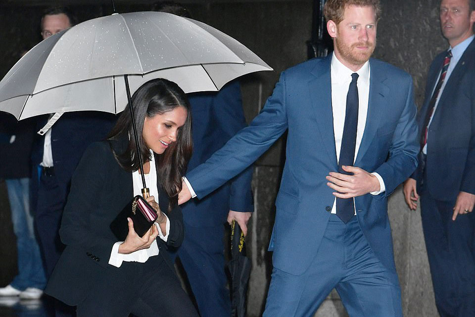 με-κουστούμι-η-meghan-markle-στην-πρώτη-εμφάνιση-σ-2231071