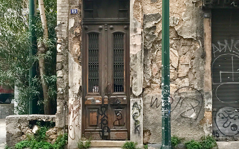 ενα-σπίτι-σε-σκούρα-σέπια-στη-λιοσίων-89-2235115