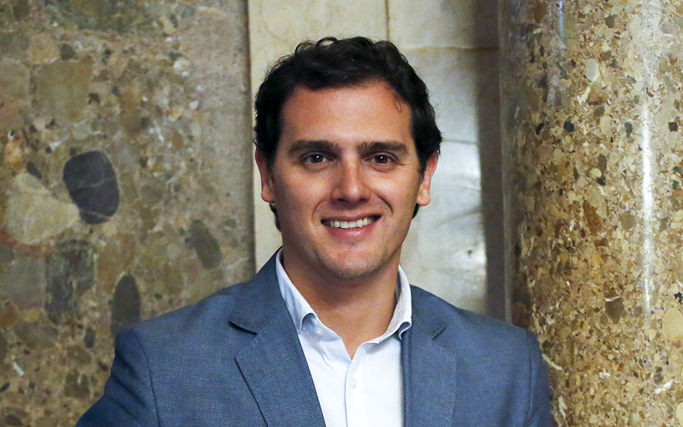 σε-ελεύθερη-πτώση-το-ισπανικό-λαϊκό-κό-2236231