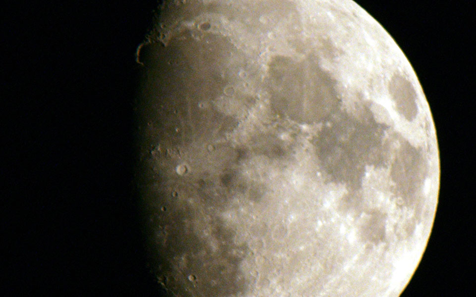 μια-μεγάλη-χωματερή-στη-σελήνη-2237253