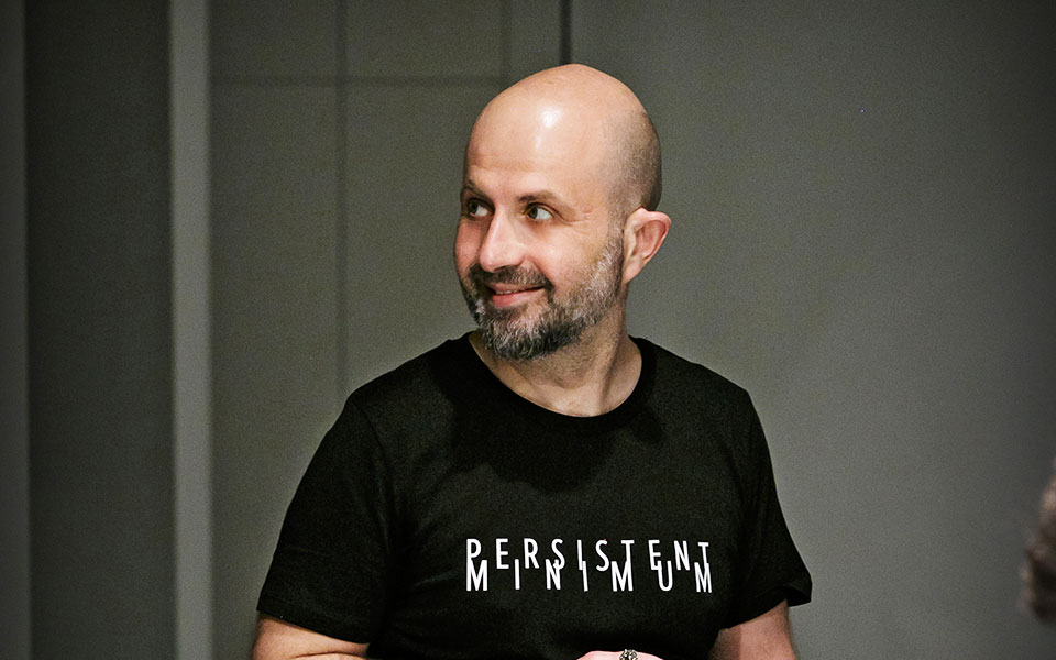 το-ελάχιστο-που-επιμένει-εγκαίνια-2237513