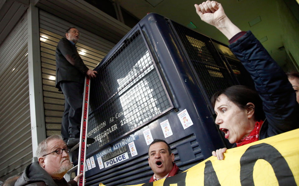 ενταση-με-λαφαζάνη-σε-συγκέντρωση-δια-2241467