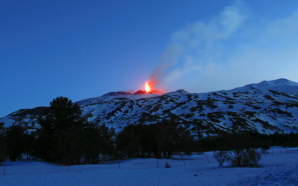 το-ηφαίστειο-της-αίτνας-τσουλάει-αρ-2240833