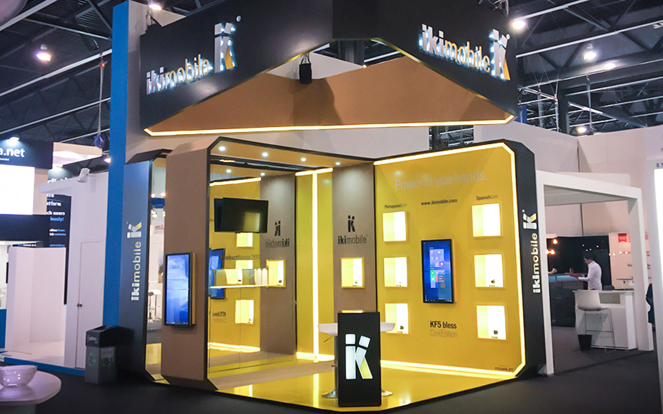 κινητά-τηλέφωνα-από-φελλό-φτιάχνει-η-π-2242125