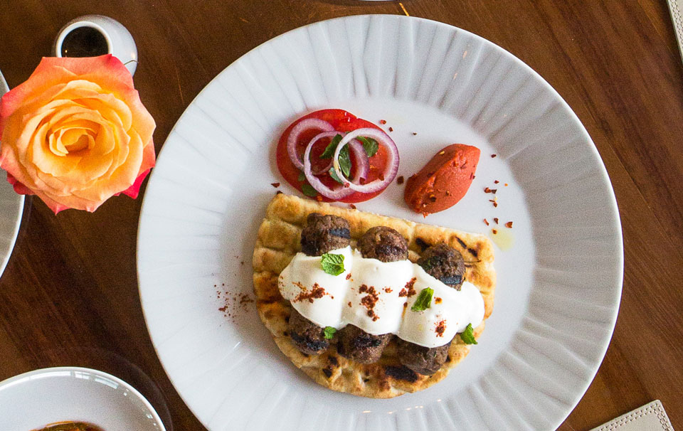 ψητά-σουτζουκάκια-γιαουρτλού-2237306