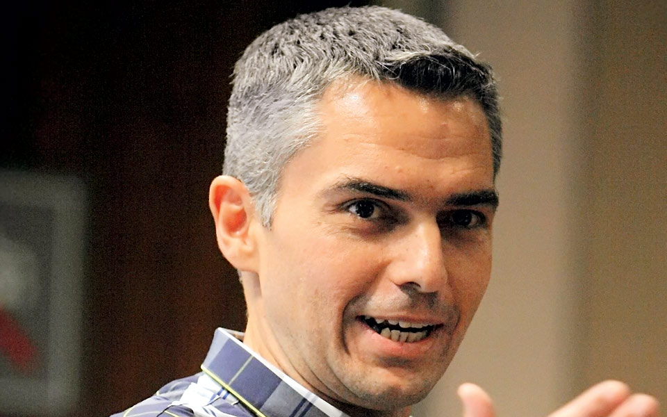 ευχαριστημένοι-εργαζόμενοι-επιτυχη-2242002