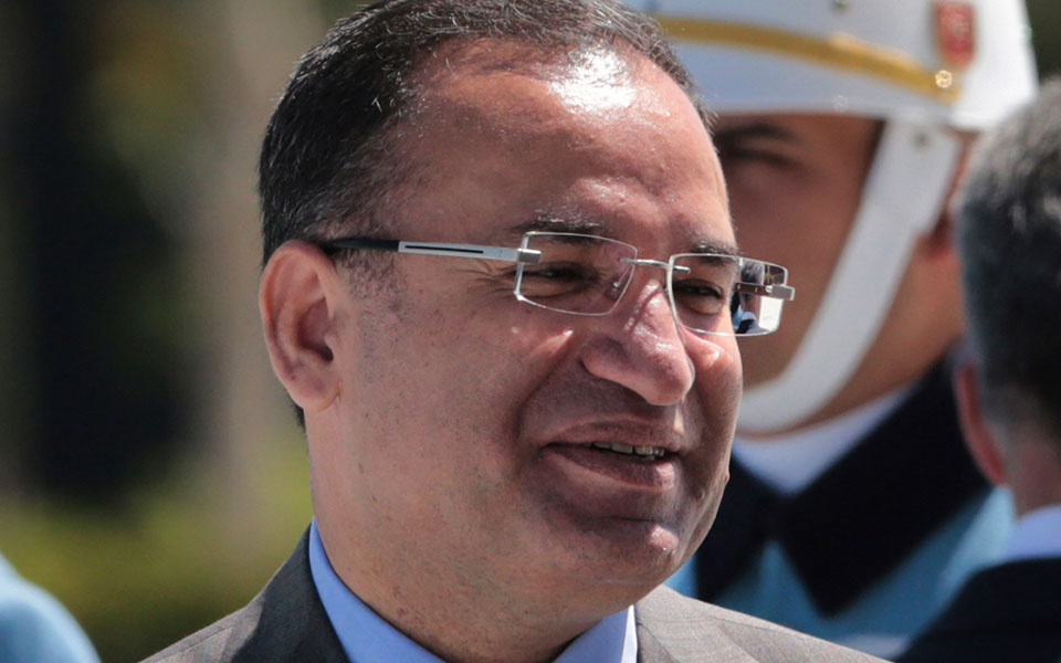 μποζντάγ-κατά-μακρόν-οσοι-συνεργάζον-2241903