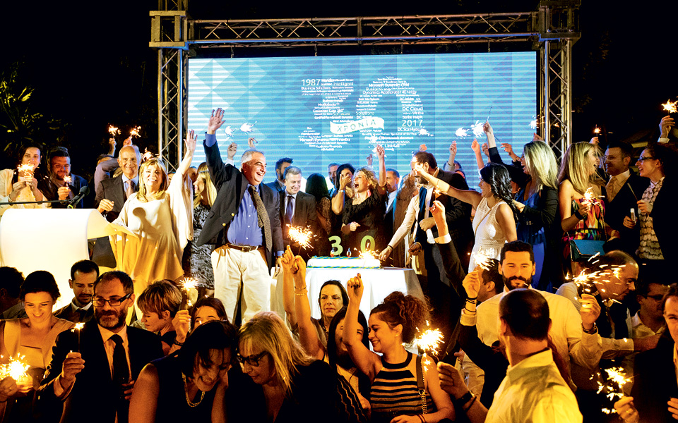 data-communication-ανάπτυξη-με-κέντρο-τον-εργαζόμενο-2241685