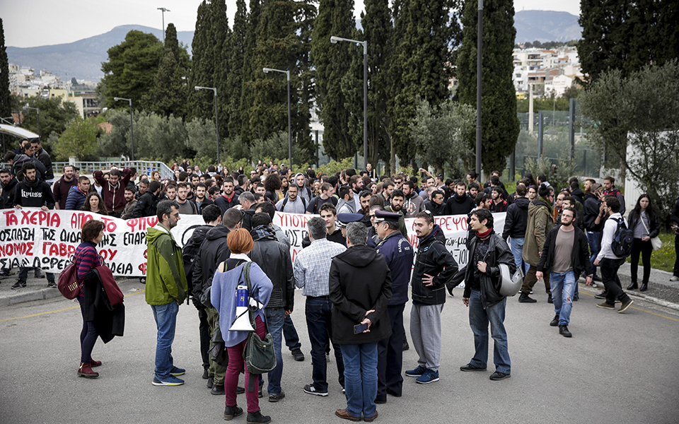φοιτητές-εισέβαλαν-στον-προαύλιο-χώρ-2239323