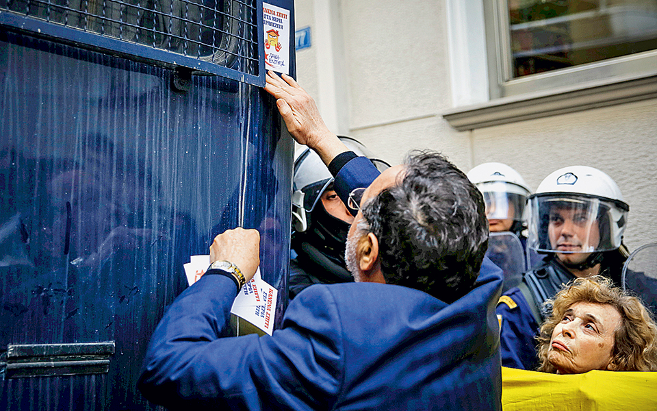 οταν-η-βλακεία-συμφέρει-2240454