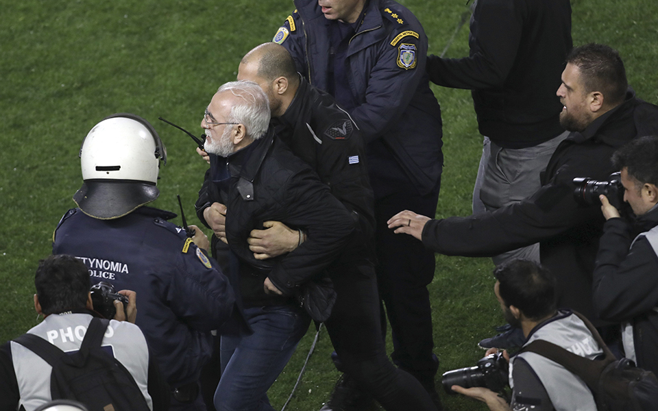 λουκέτο-στο-ποδόσφαιρο-απειλεί-με-2238519