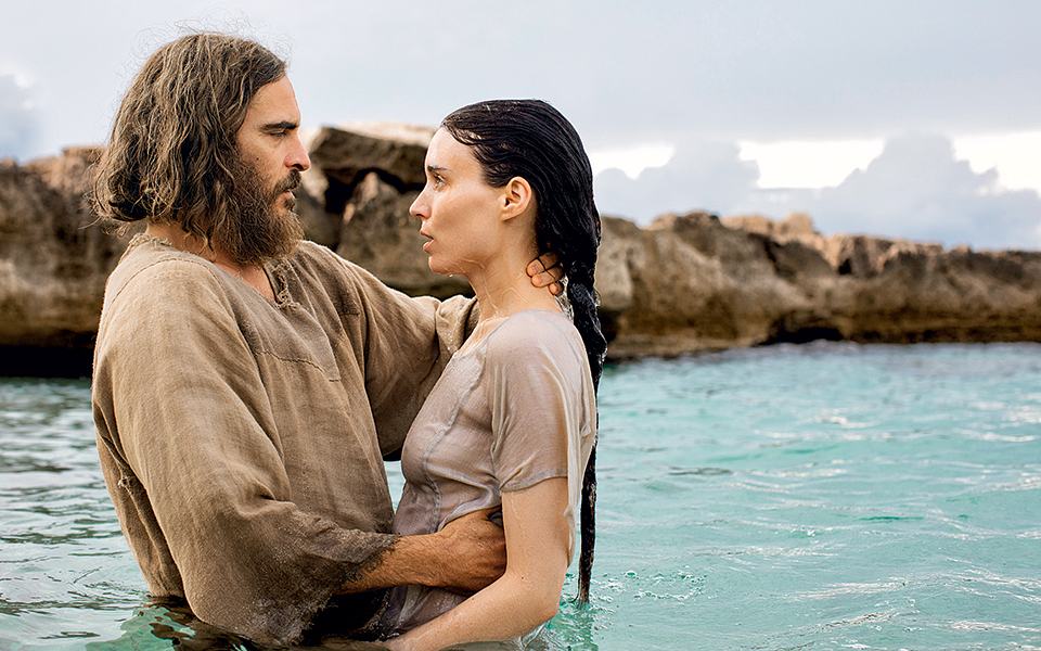 μια-γυναίκα-στα-βήματα-του-ιησού-2240831