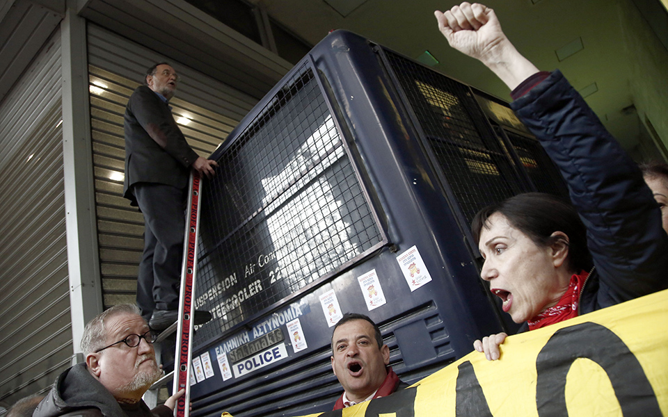 η-λαε-καταγγέλλει-τα-ματ-εβαλαν-στη-δια-2241520