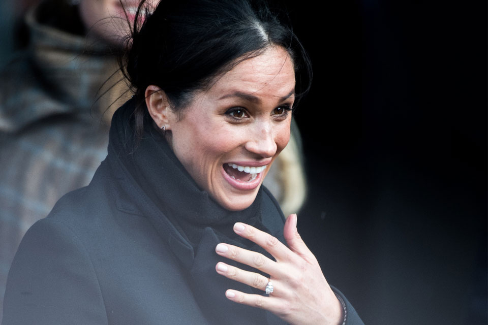 h-πρώτη-εμφάνιση-της-meghan-markle-με-νυφικό-μας-κό-2242016