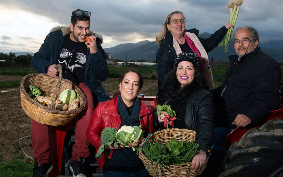 ολόκληρη-η-φαμίλια-στο-χωράφι-2236332