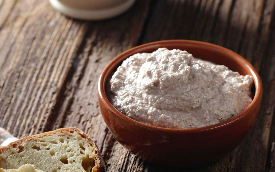 θρακιώτικη-σκορδαλιά-με-καρύδια-2240354