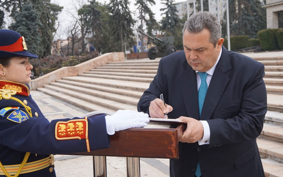 πυρά-κατά-κυβέρνησης-για-διγλωσσία-στ-2238022