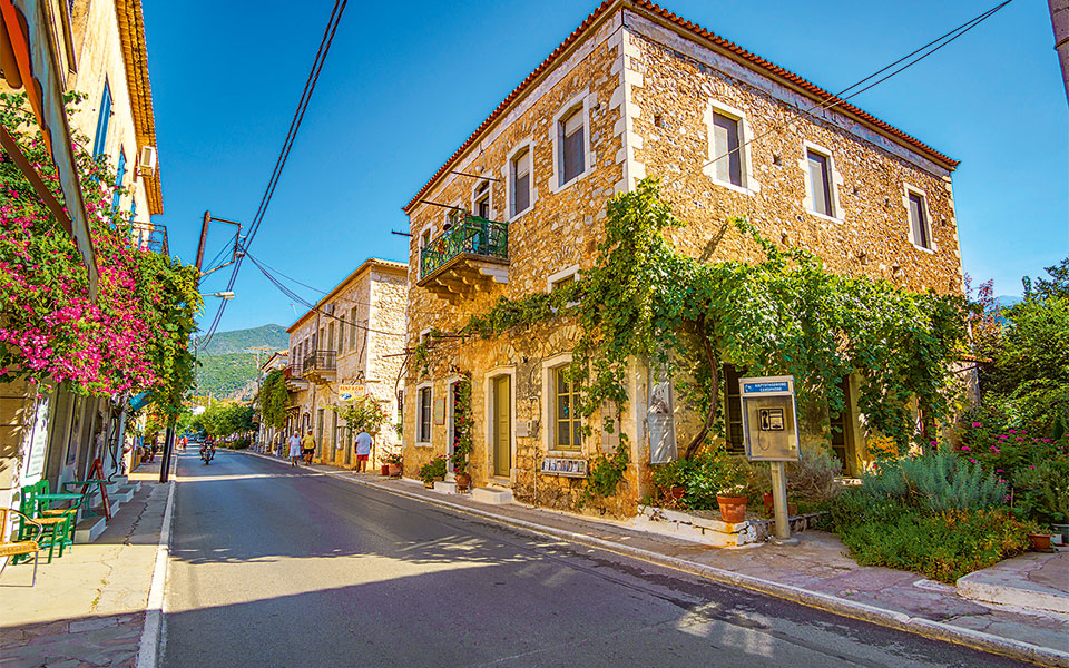 καλαμάτα-πολεμικός-χορός-2239808