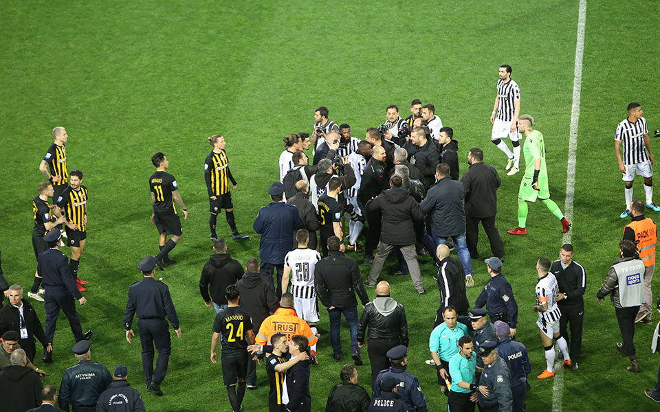 οριστική-διακοπή-του-αγώνα-στην-τούμπ-2238354