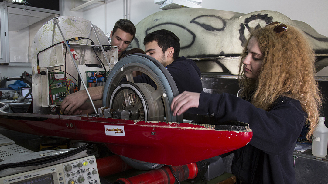 το-παρασκήνιο-της-επένδυσης-της-tesla-στην-2236915