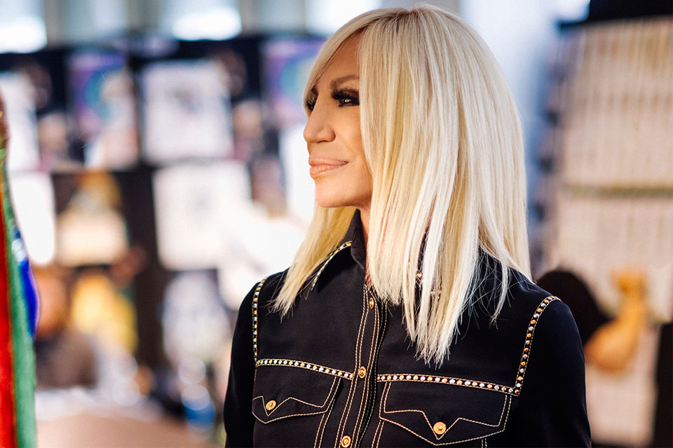 η-donatella-versace-ανακοίνωσε-το-τέλος-της-γούνας-2239129