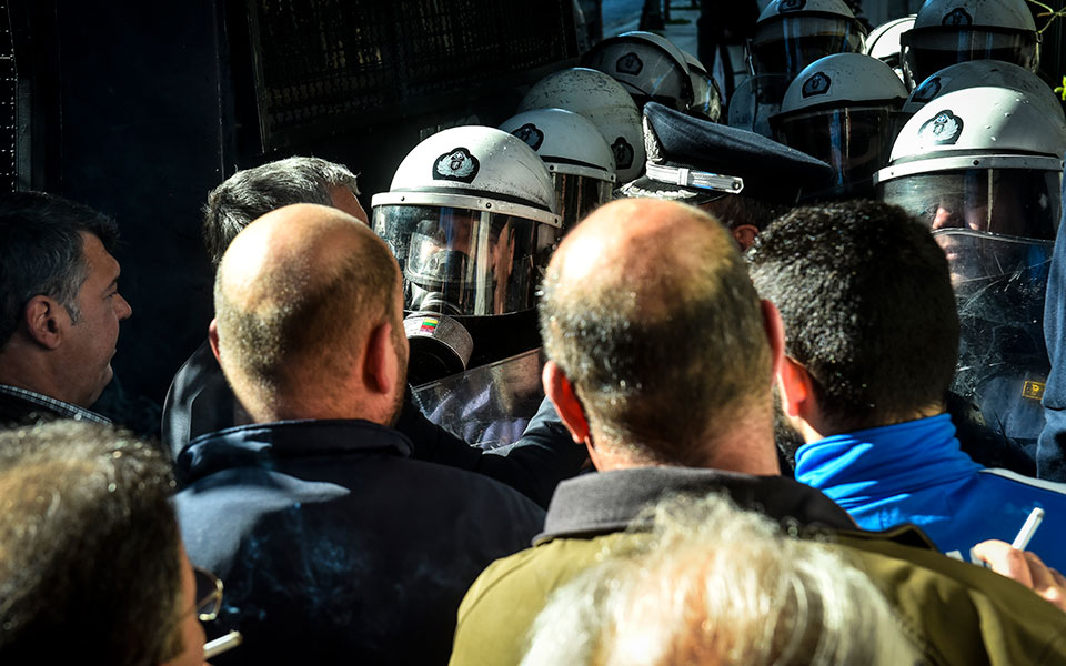 ενταση-στη-συγκέντρωση-της-ποεδην-έξω-2242399