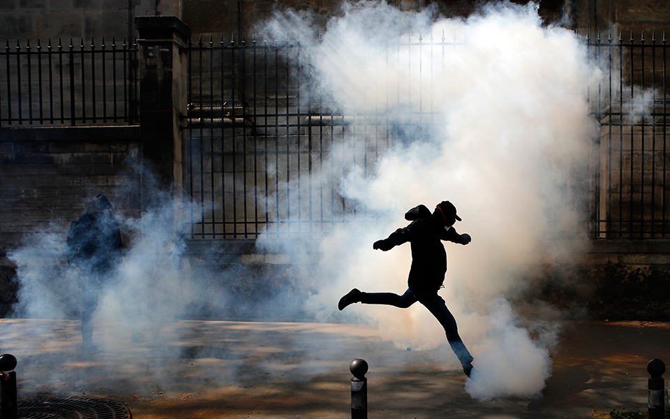 παρίσι-βίαιες-συγκρούσεις-στη-διαδήλ-2245602