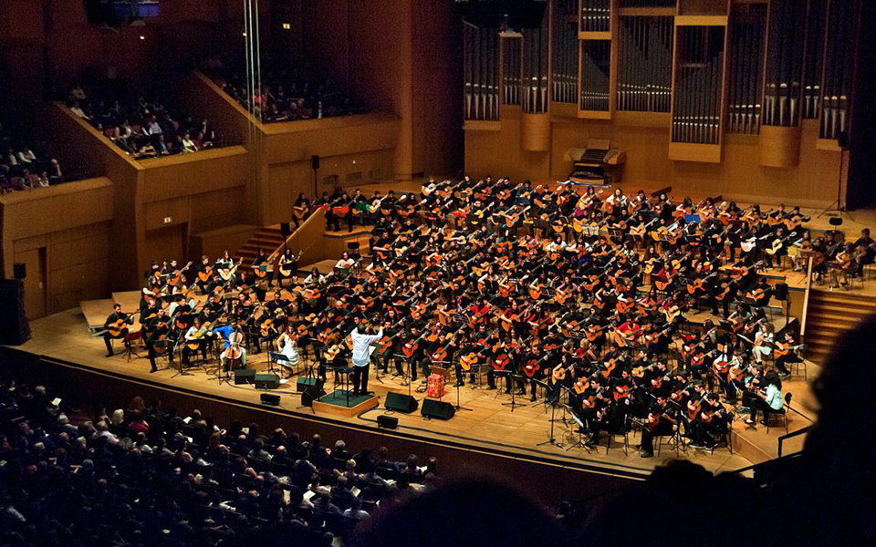 μεγάλη-συναυλία-για-200-κιθάρες-και-300-φωνέ-2244530