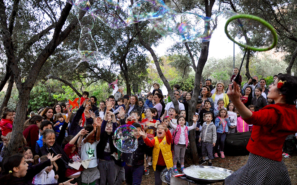 ο-κήπος-στη-σκιά-του-ιερού-βράχου-γέμισ-2246986
