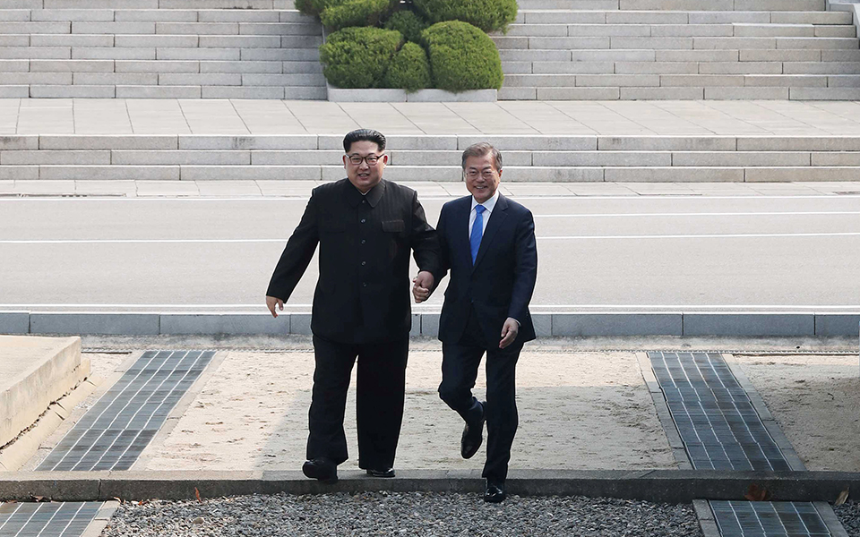 θερμή-χειραψία-κιμ-γιονγκ-ουν-και-μουν-2247106