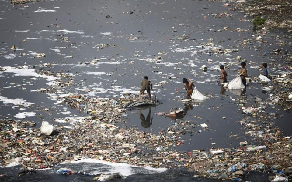 ρύπανση-υδάτων-από-πλαστικά-μάστιγα-κ-2247717