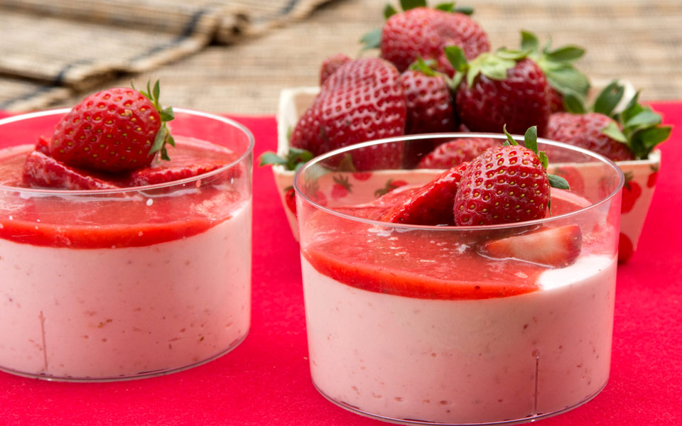 δροσερή-κρέμα-με-γιαούρτι-και-φράουλε-2245339