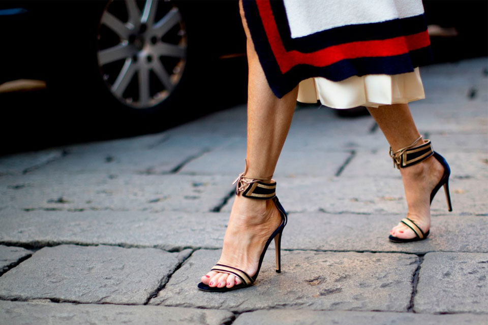 αυτά-τα-σανδάλια-είναι-η-μεγάλη-τάση-τη-2245018