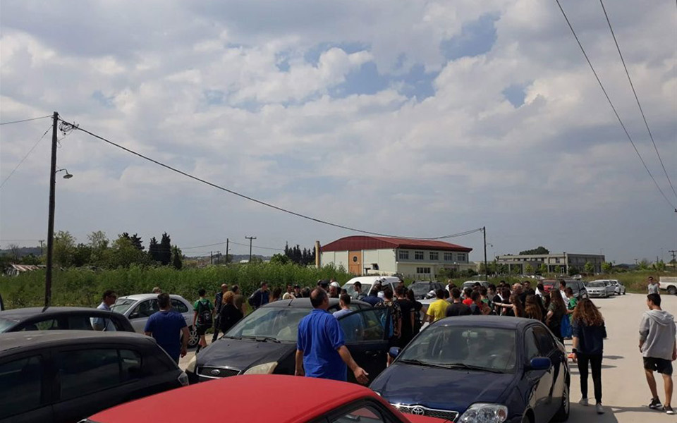 ξύλο-μεταξύ-γονέων-σε-αγώνα-παιδικού-π-2247486