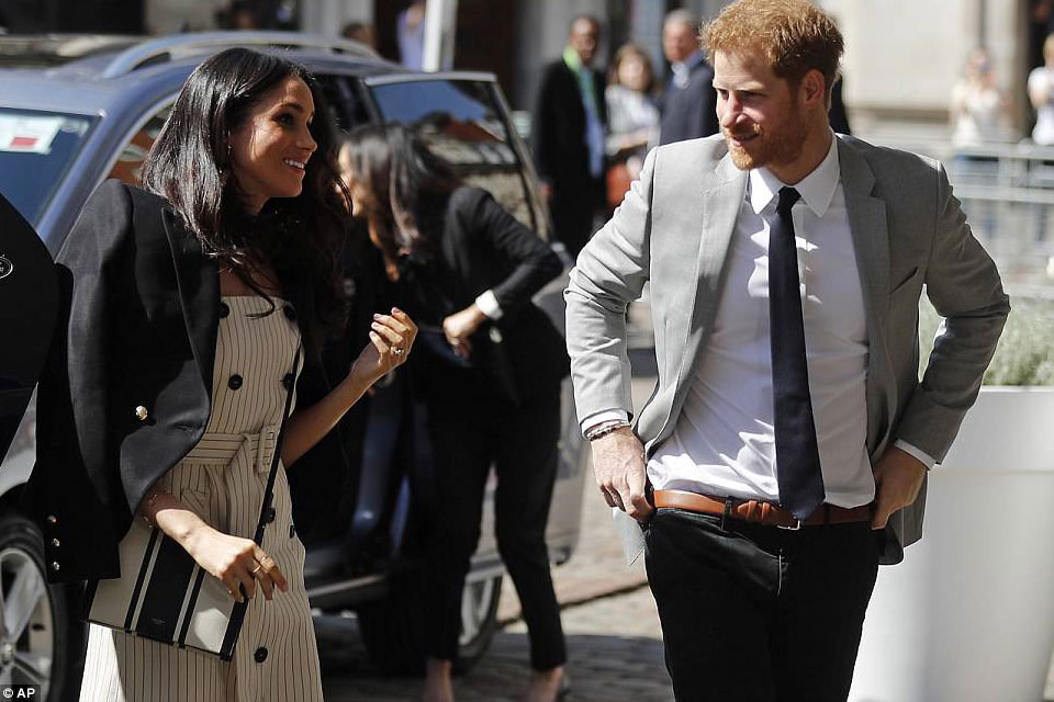 το-ριγέ-φόρεμα-της-meghan-markle-είναι-η-πιο-σικάτ-2245528