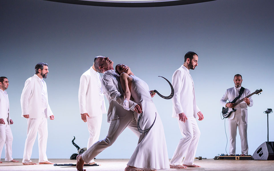 ηλεκτρισμένες-σε-ρυθμούς-ροκ-2243161