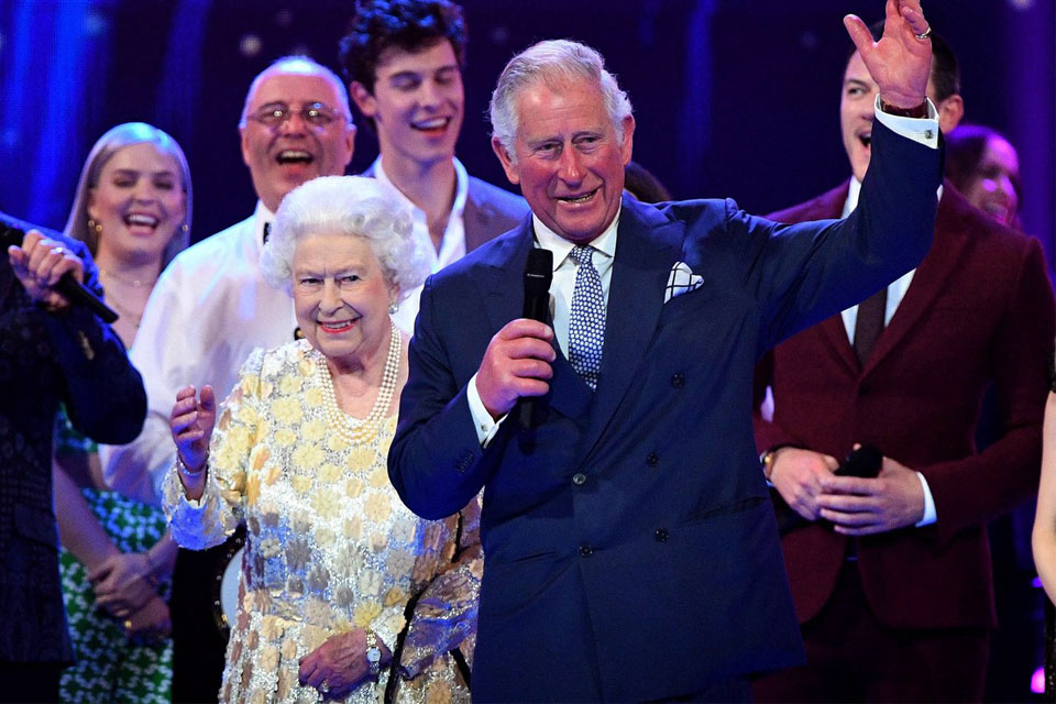 its-viral-τι-έκανε-η-βασίλισσα-για-να-το-αξίζ-2246240