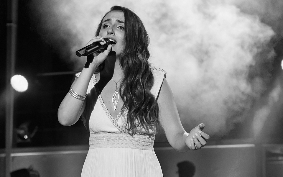 μια-γιατρός-θεραπεύει-με-χατζιδάκι-2249356