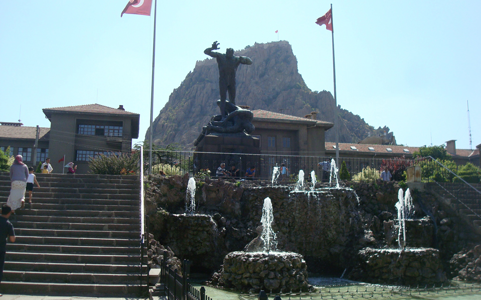 κάτω-απ-τον-μαύρο-βράχο-του-αφιόν-καρ-2249643