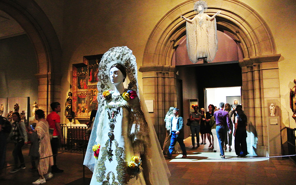 εκθεση-αγγελικά-πλασμένη-στο-met-της-νέ-2250718