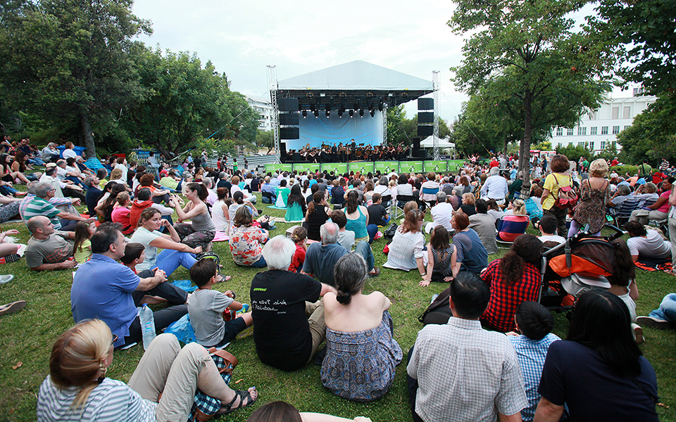 μέγαρο-μουσικής-στο-βάθος-μουσικός-κ-2250711