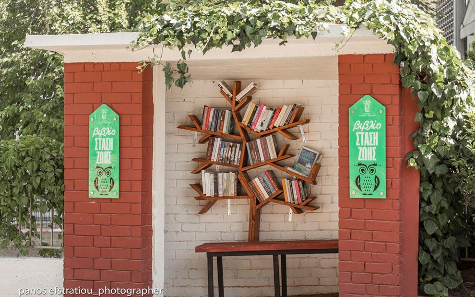 πρωτότυπες-βιβλιοθήκες-σε-στάσεις-λε-2247753