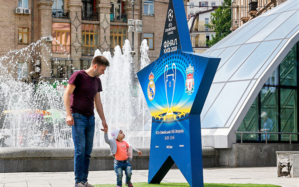 ποδόσφαιρο-φιάσκο-της-uefa-με-τα-εισιτήρι-2251990