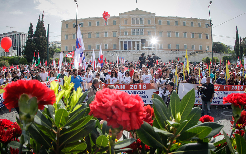 στεφάνια-γαρύφαλλα-και-άρματα-στις-συ-2247772