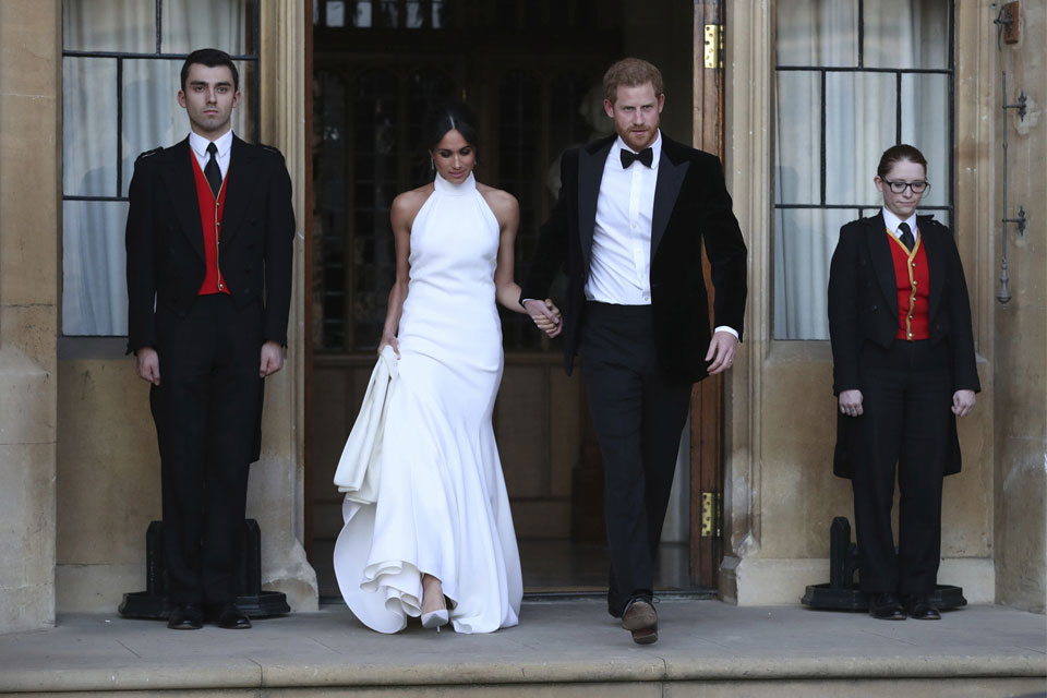 meghan-markle-h-δούκισσα-του-sussex-μας-δείχνει-το-δαχτυ-2251575