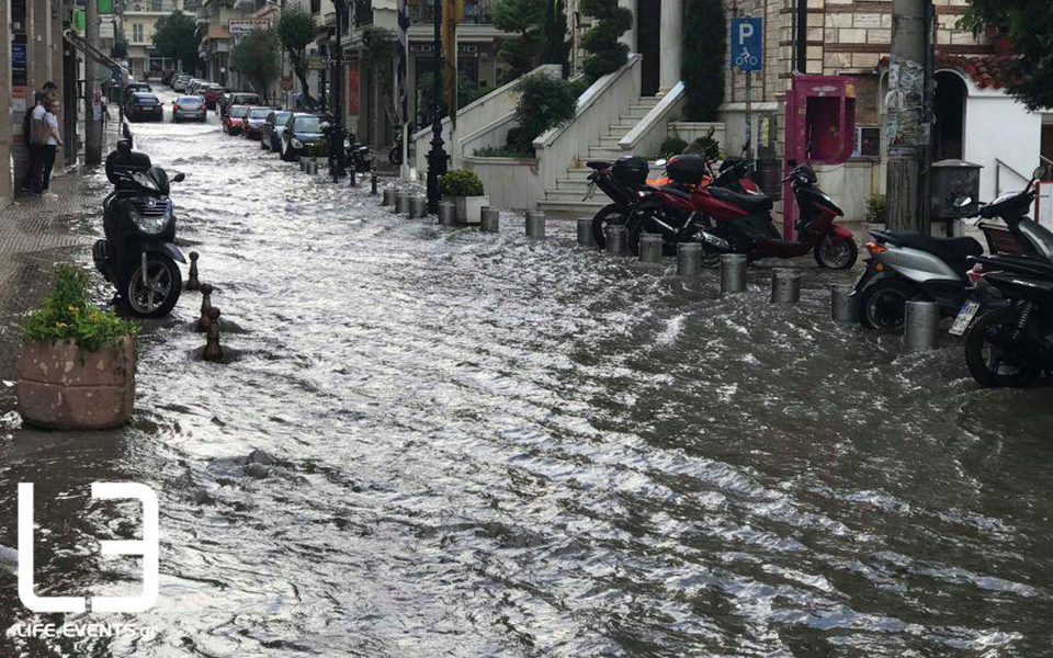 ισχυρή-βροχόπτωση-και-δρόμοι-ποτάμι-2252927