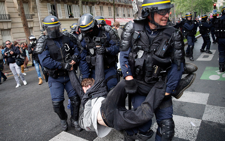 συμπλοκές-στο-παρίσι-μεταξύ-αστυνομι-2251906