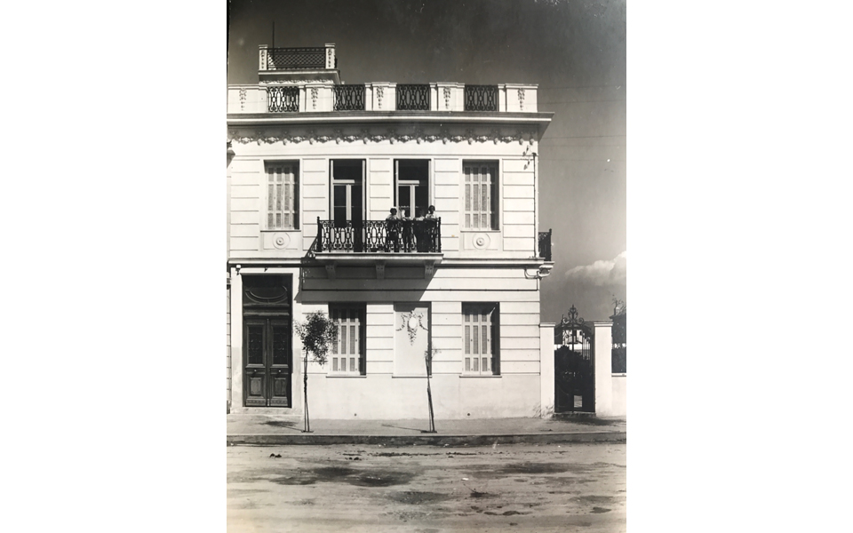 το-άγνωστο-σπίτι-με-τα-τέσσερα-παιδιά-σ-2250971